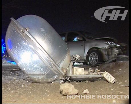Вечер не удался. В Екатеринбурге пьяная девушка на своем авто снесла фонарный столб 